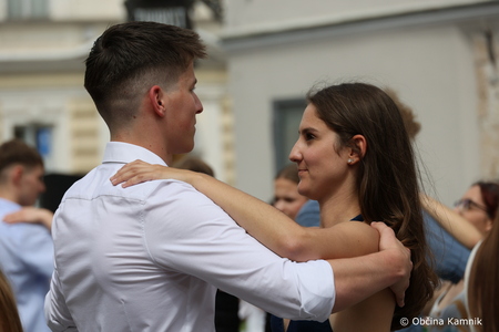 Četvorka maturantov oživila kamniški Glavni trg (30)